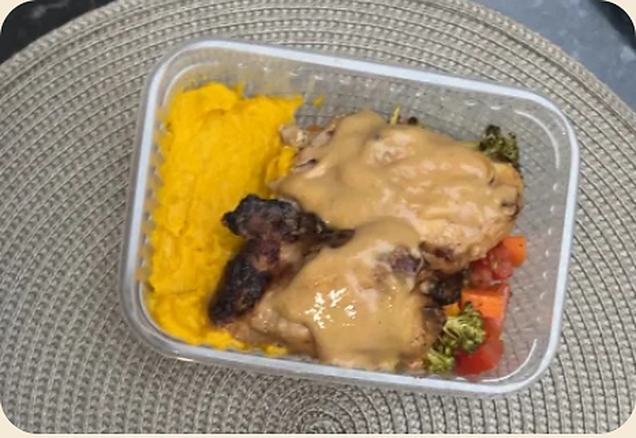 Marmita low carb da Nutrir Sabor com proteína e legumes
